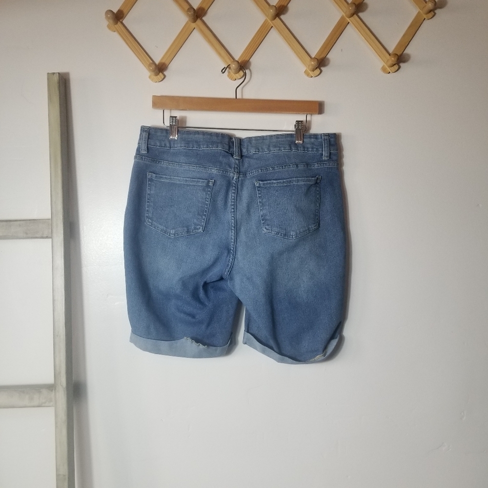 TIME AND TRU WOMEN'S DENIM MID-RISE SHORTS SIZE 14 - Picture 2 of 14